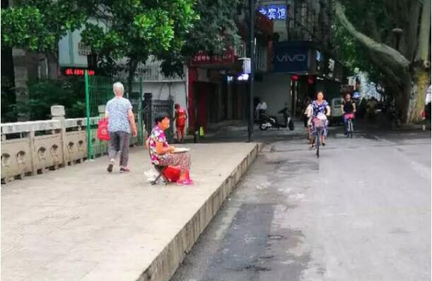 【蚂蚁随笔】桥上——那一抹美丽的红