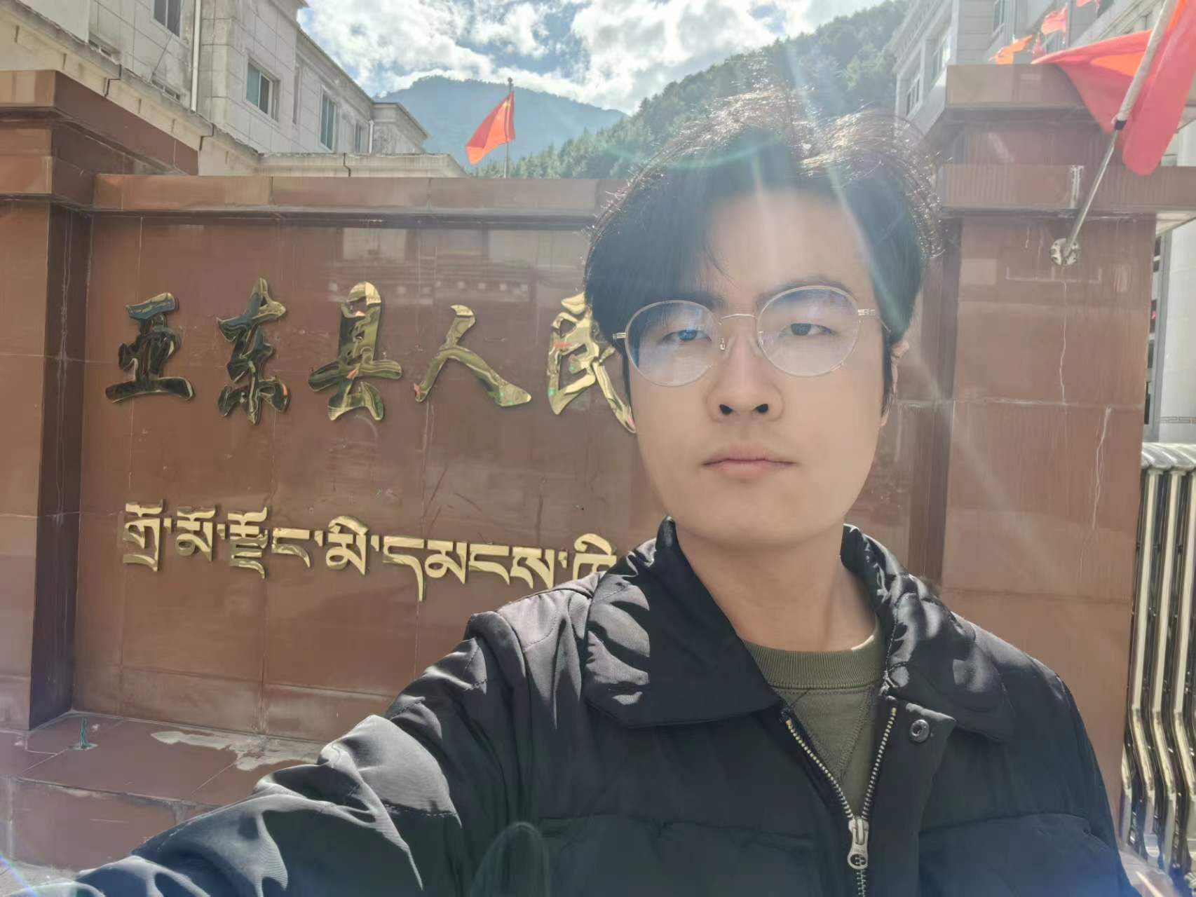2023年5月30日，天倪律所蚂蚁刑辩团队援藏律师贾子巍在亚东县法院某合同纠纷与承办法官沟通。
