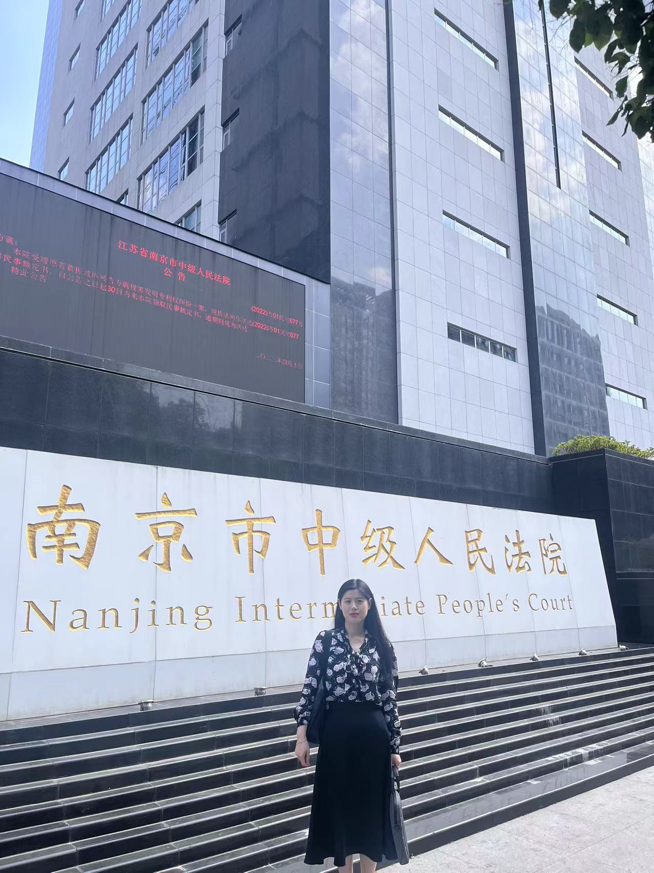 2023年6月1日，天倪律所蚂蚁刑辩团队律师胡春燕和顾聪颖（实习）参加南京市中级人民法院的建设工程公司合同纠纷庭审。