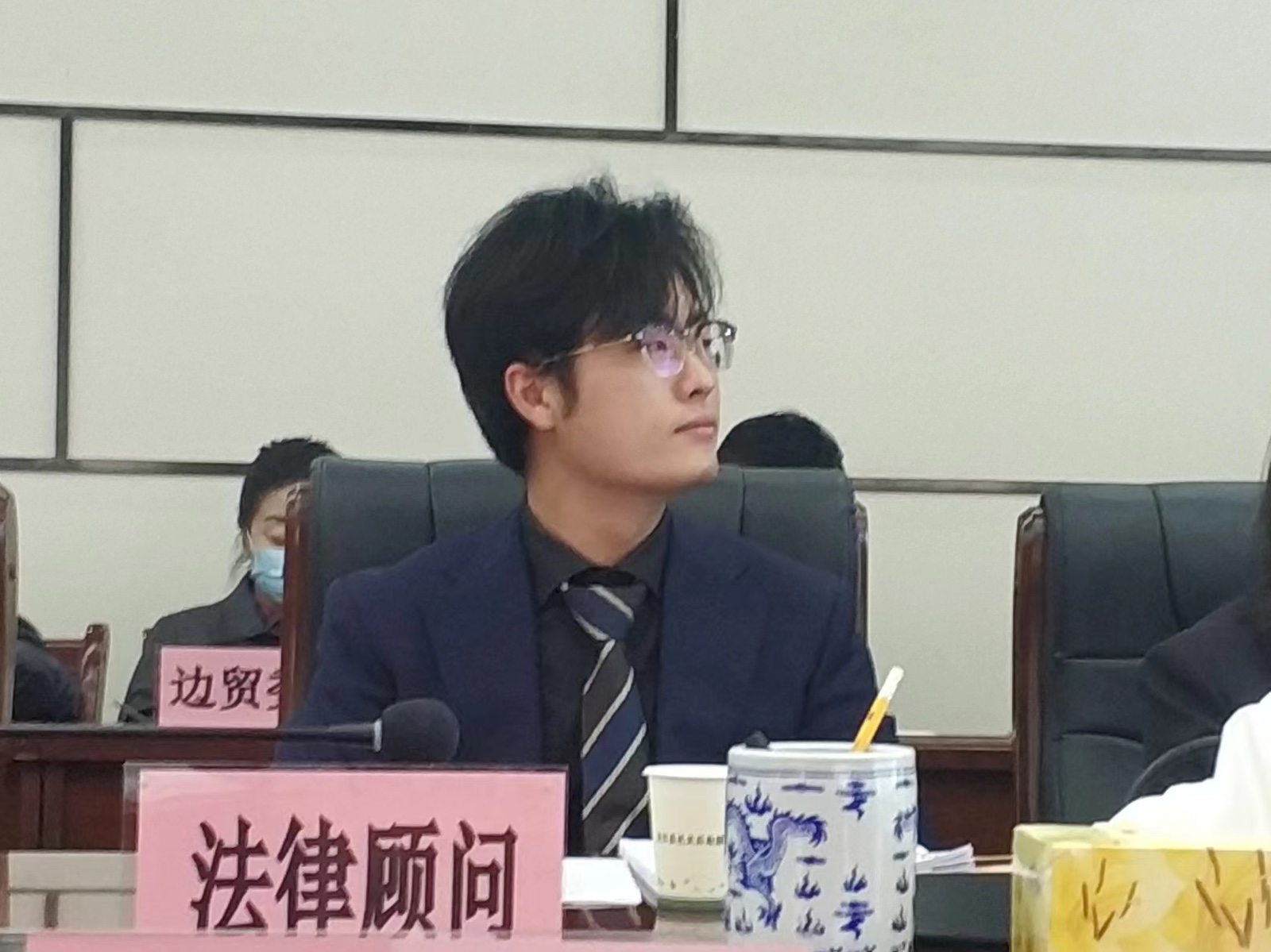 2023年6月1日，天倪律所蚂蚁刑辩团队援藏律师贾子巍作为法律顾问参加亚东县政府常务会议。