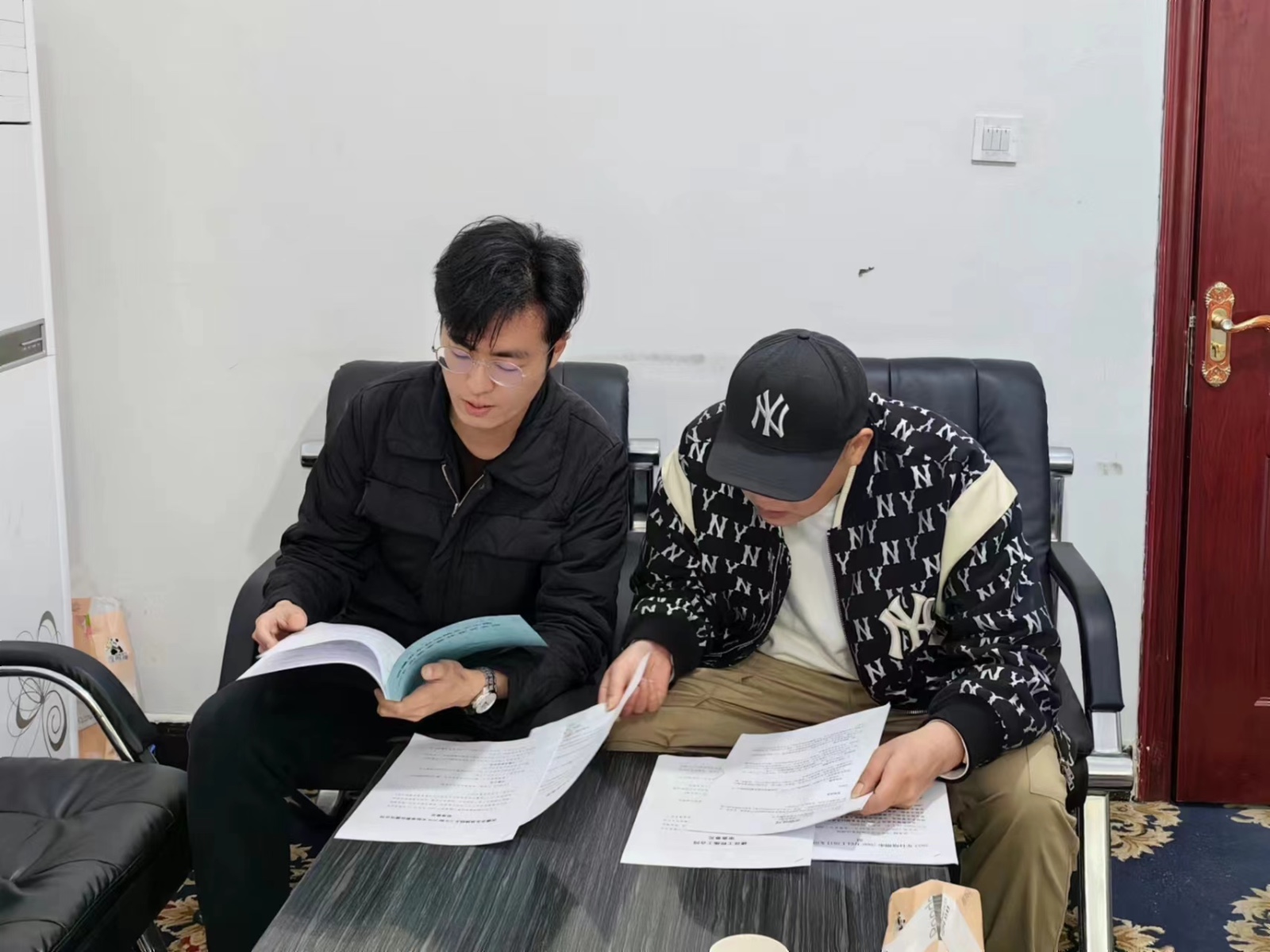 2023年6月15日，天倪律所蚂蚁刑辩团队援藏律师贾子巍接待县卫健委工作人员法律咨询。