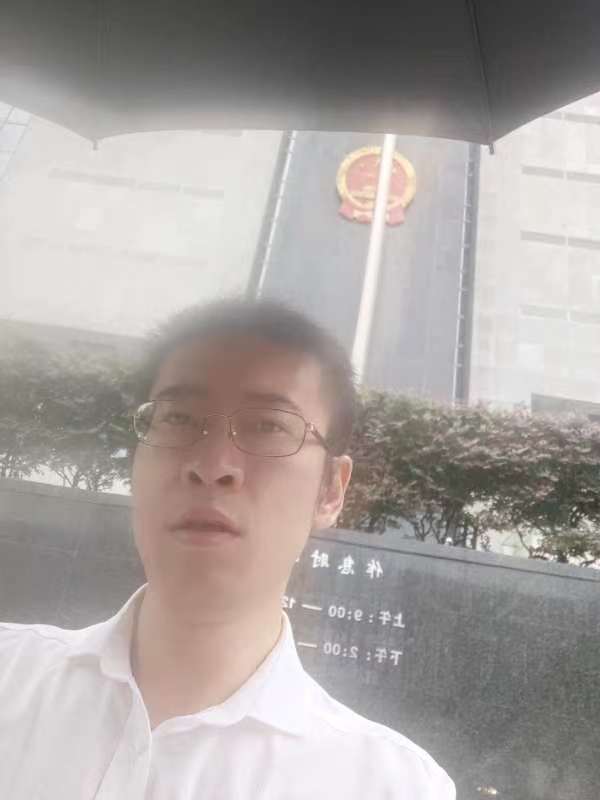 2023年6月25日，天倪律所蚂蚁刑辩团队律师王鑫在南京市中级人民法院拿彭某某虚开增值税发票案抗诉书。