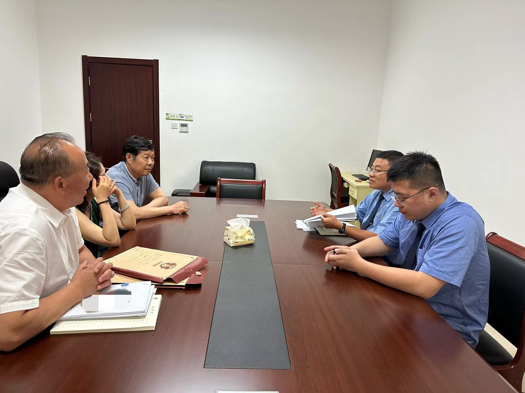 2023年7月5日，天倪律所蚂蚁刑辩团队律师张志华、贺诗岚就陈某一案与检察官沟通。