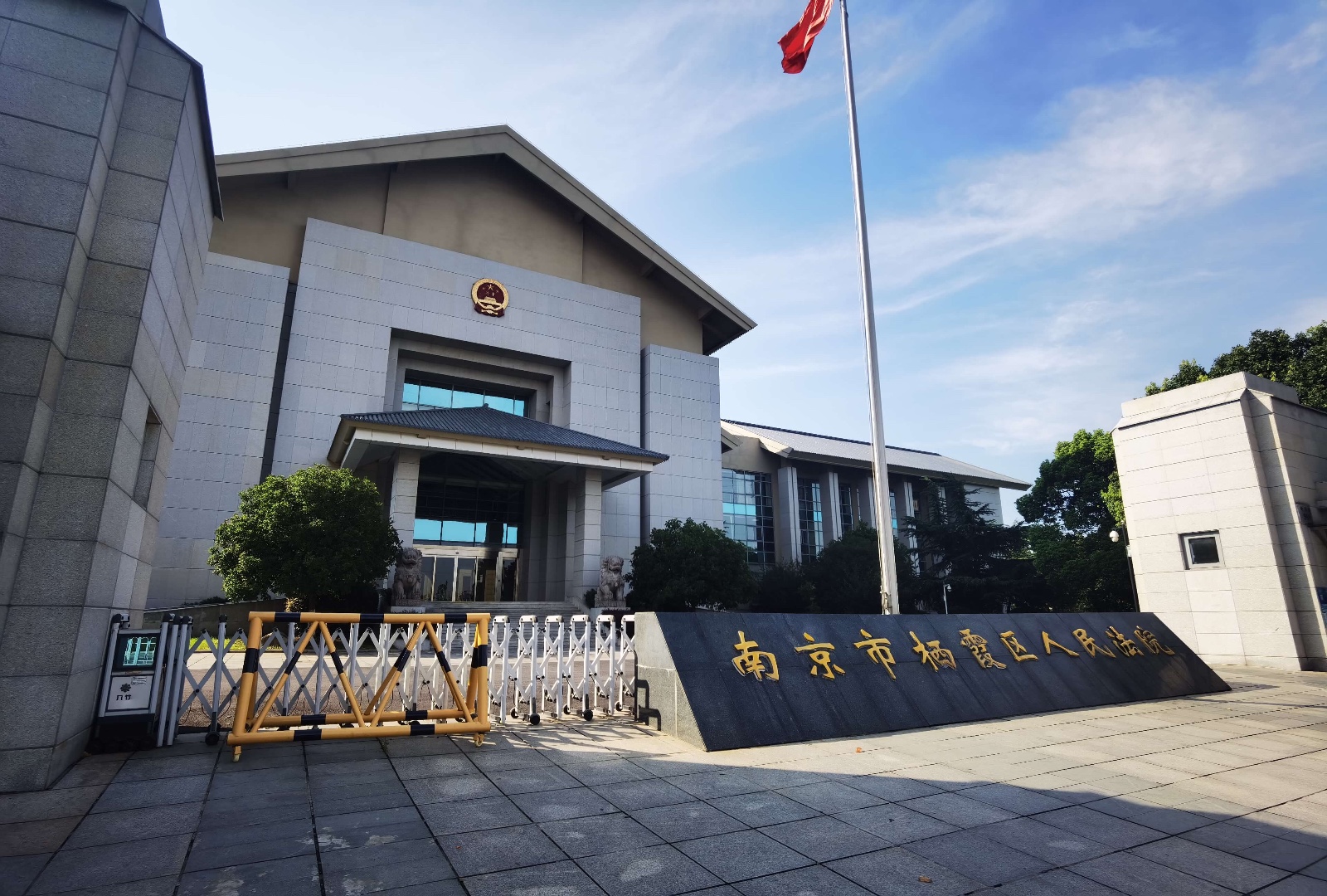 2023年7月10日，天倪律所蚂蚁刑辩团队律师王灿林在南京市栖霞区人民法院就某危险驾驶案查阅视频资料。