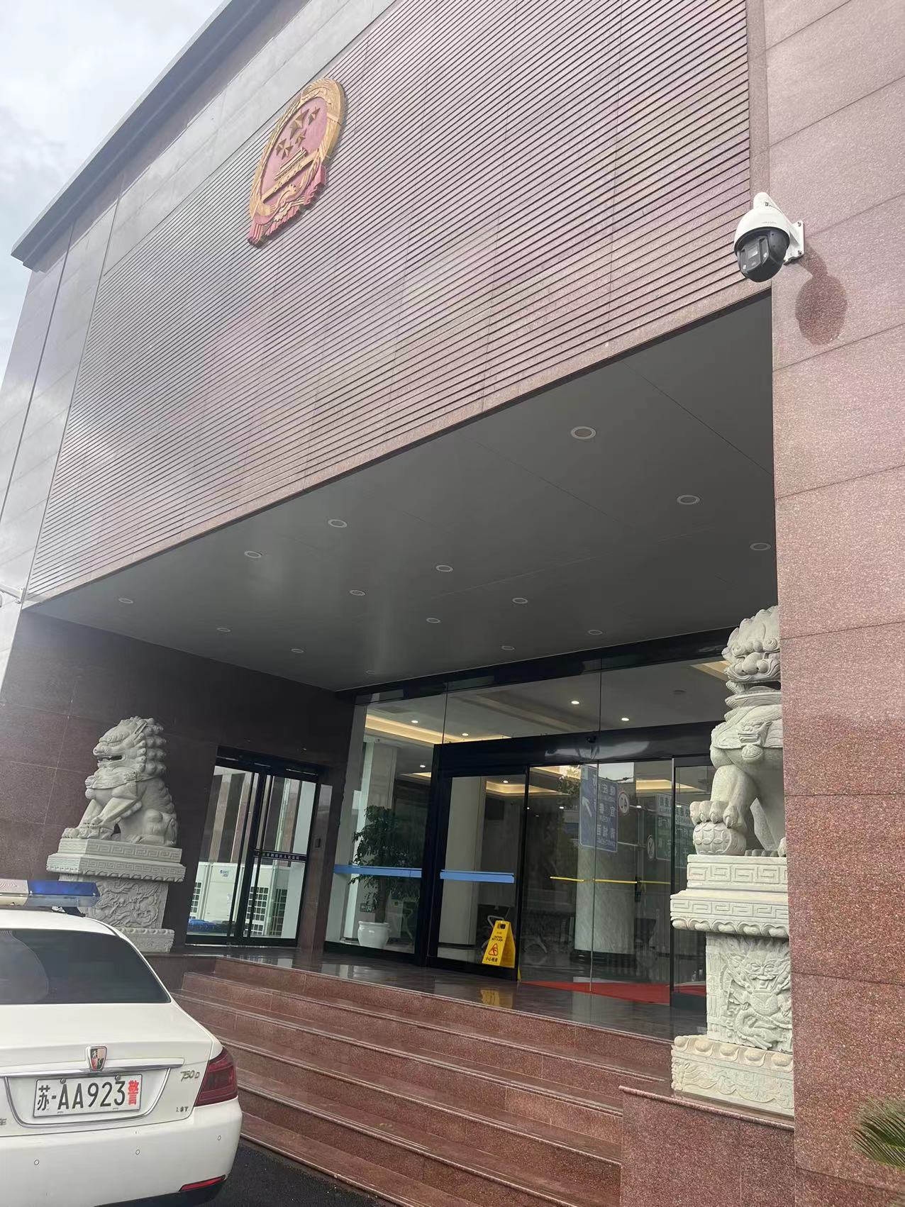 2023年7月17日，天倪律所蚂蚁刑辩团队律师顾聪颖（实习）在栖霞区迈皋桥人民法庭就某租赁合同纠纷案与法官沟通。
