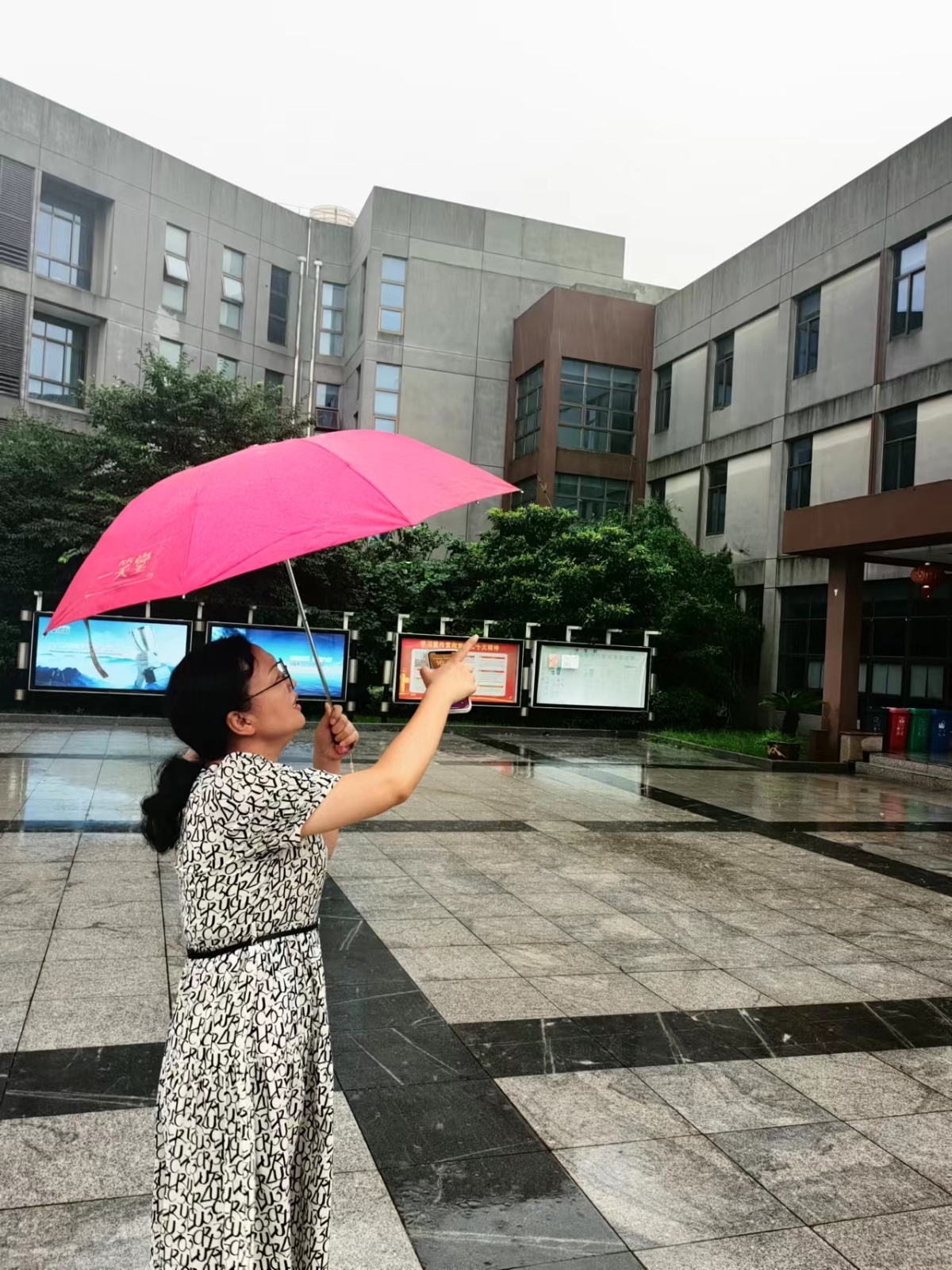 2023年7月19日，天倪律所蚂蚁刑辩团队律师胡春燕在南京化工园区某企业查看案发现场。