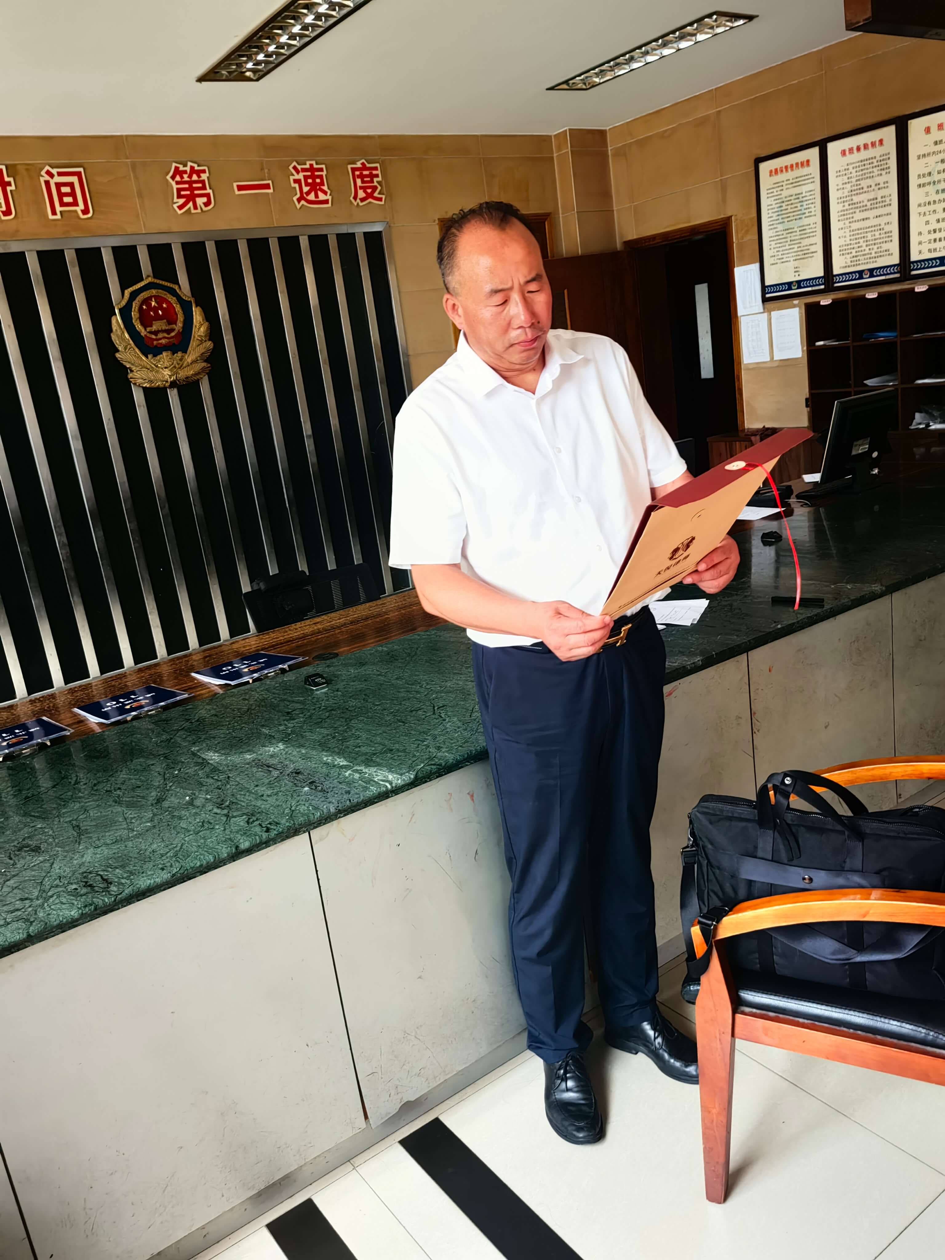 2023年7月21日，天倪律所蚂蚁刑辩团队律师张志华、房映宇在泰兴市公安局城北派出所与警官沟通案情。