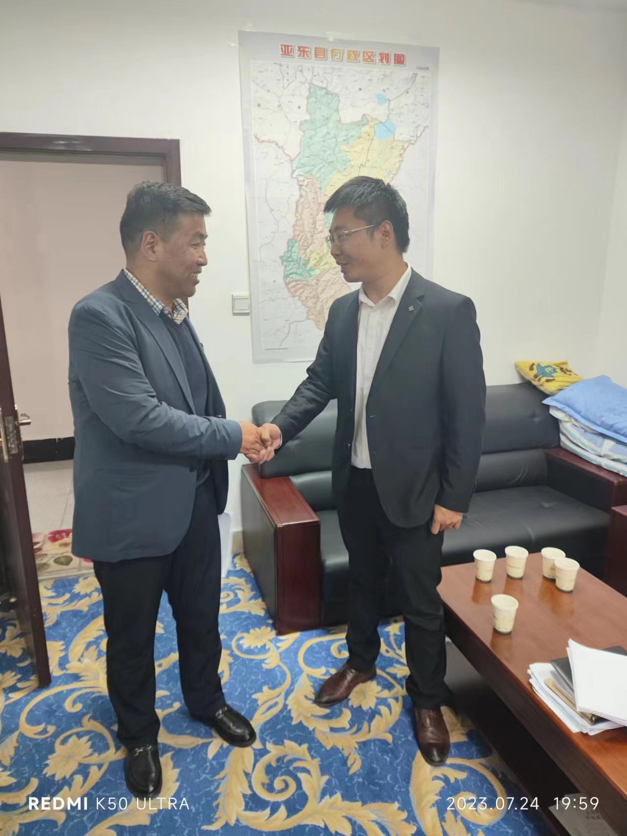 2023年7月24日,天倪律所蚂蚁刑辩团队援藏律师马国兵作为亚东县人民法律顾问,与西藏措拉嘎布乳业有限公司总经理南木加就西藏天牧源牦牛乳业有限公司协商战略合作协议内容。