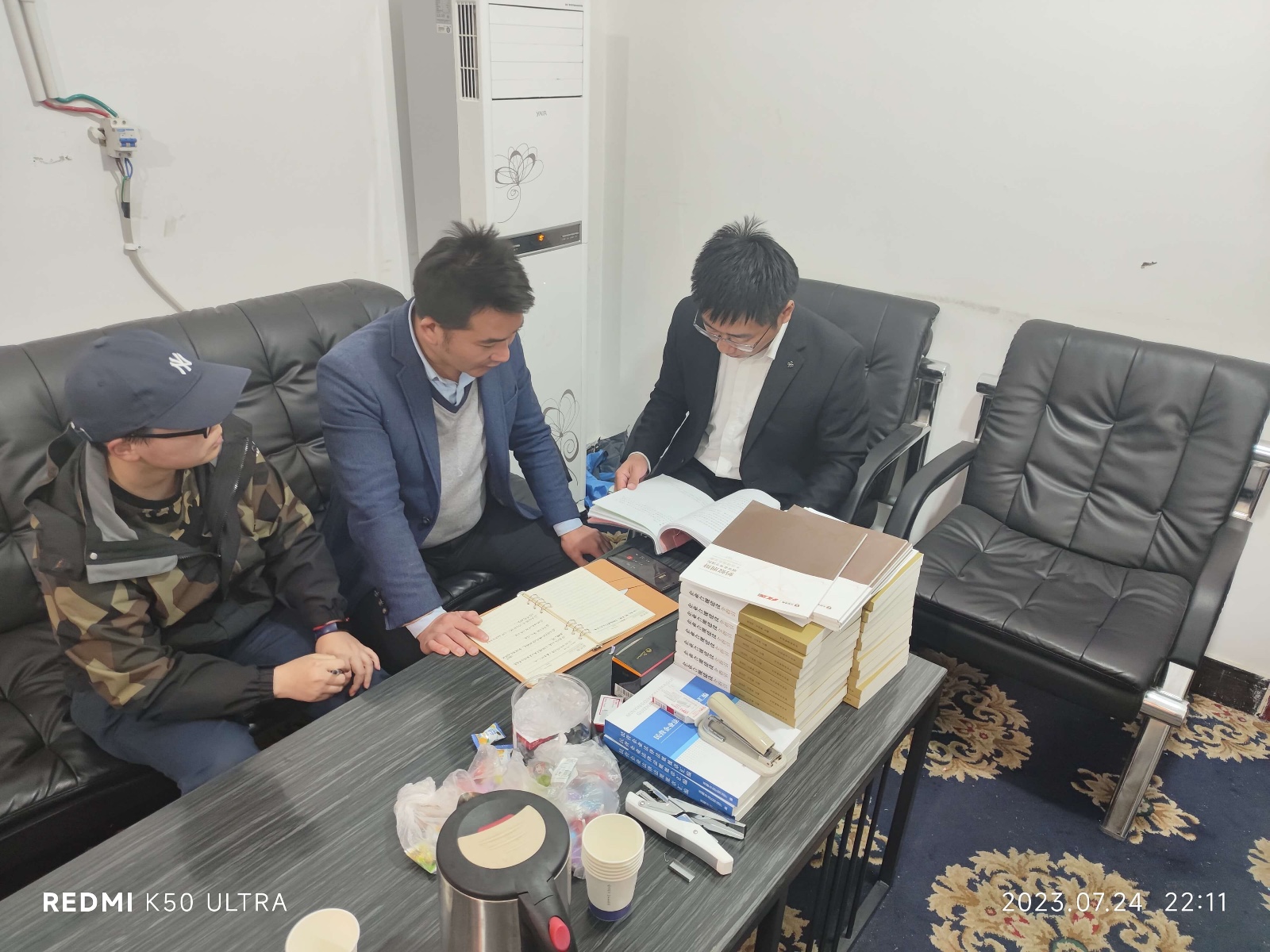 2023年7月24日，天倪律所蚂蚁刑辩团队援藏律师马国兵接待下司马镇政府王鹏副镇长关于两户居民申请在2015年“4.25”灾后原住址申请重建住宅问题的法律咨询。
