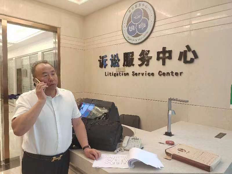 2023年7月31日，天倪律所蚂蚁刑辩团队律师张志华和王鑫到无锡市新吴区人民法院与陈某贷款诈骗案承办法官沟通案情。