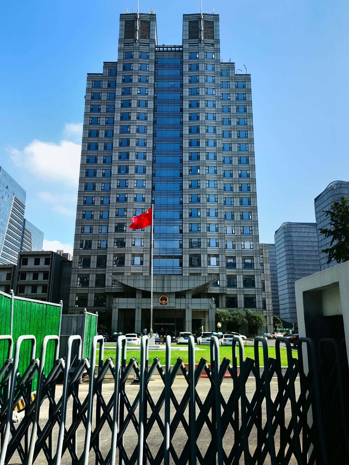 2023年8月2日，天倪律所蚂蚁刑辩团队律师张志华在鼓楼区人民检察院与检察官沟通案情。