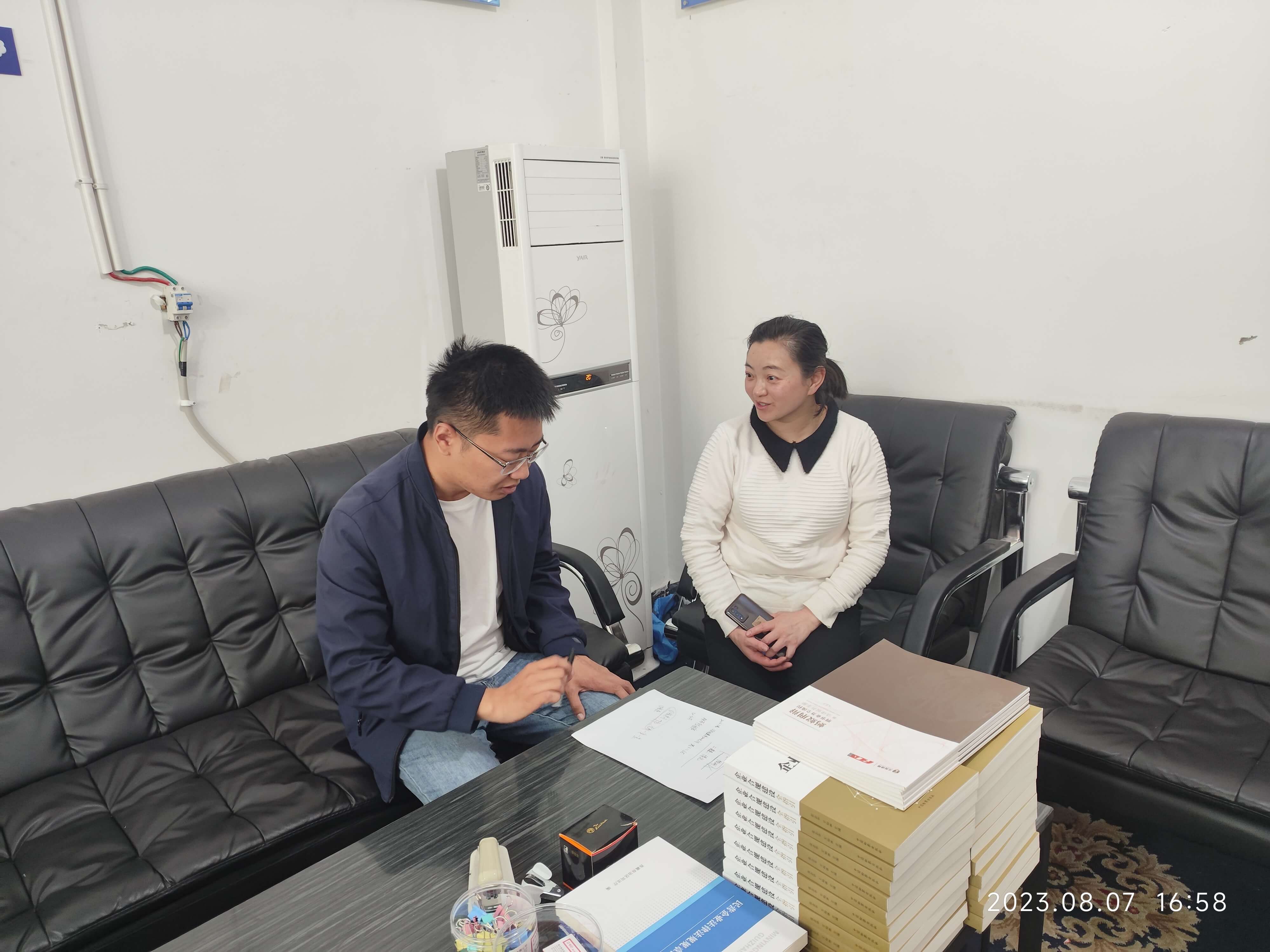 2023年8月7日，天倪律所蚂蚁刑辩团队援藏律师马国兵接待何某来律所咨询商铺转让相关法律问题。