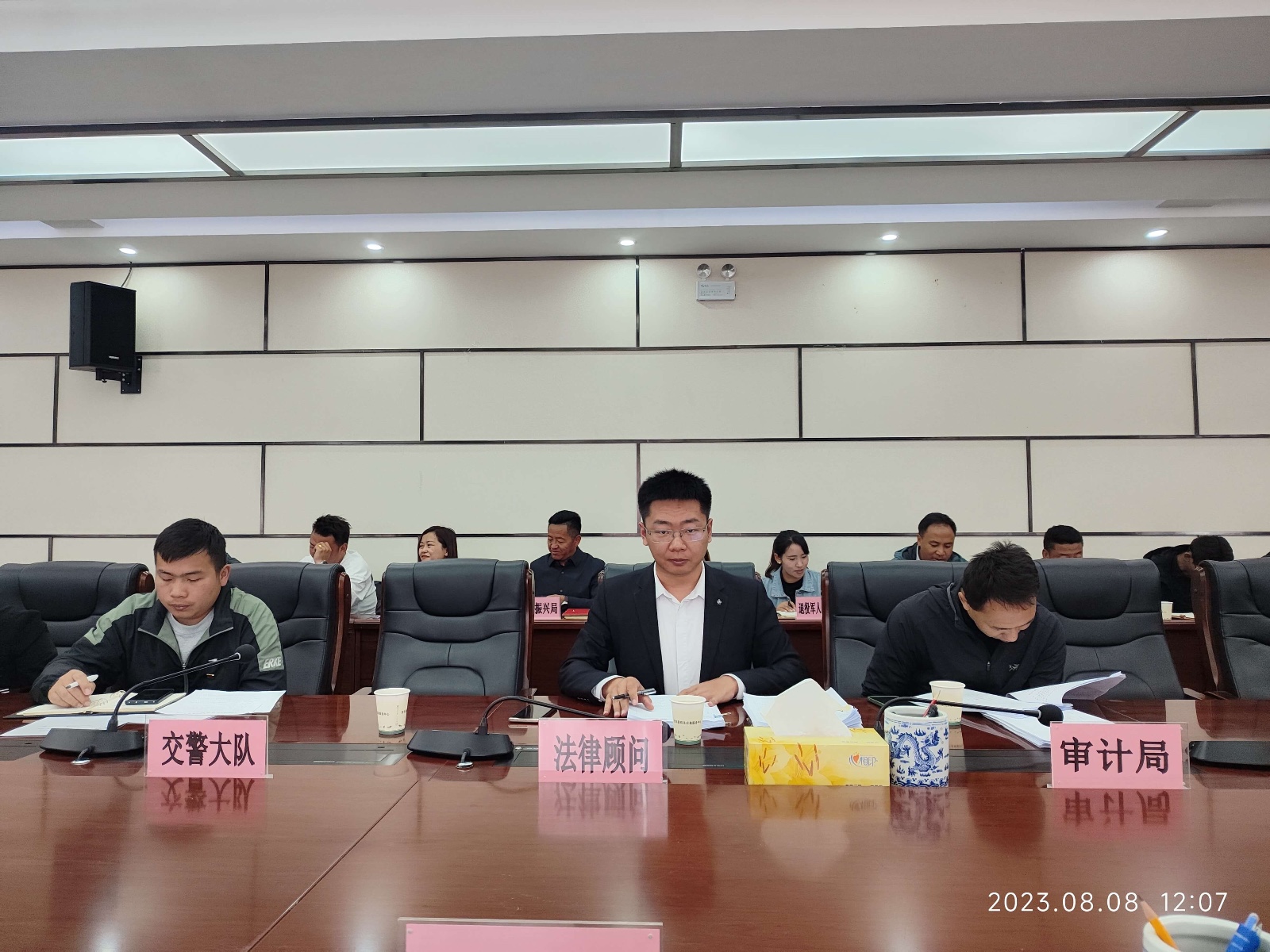 2023年8月8日，天倪律所蚂蚁刑辩团队援藏律师马国兵作为法律顾问，列席亚东县第53次常务会议。