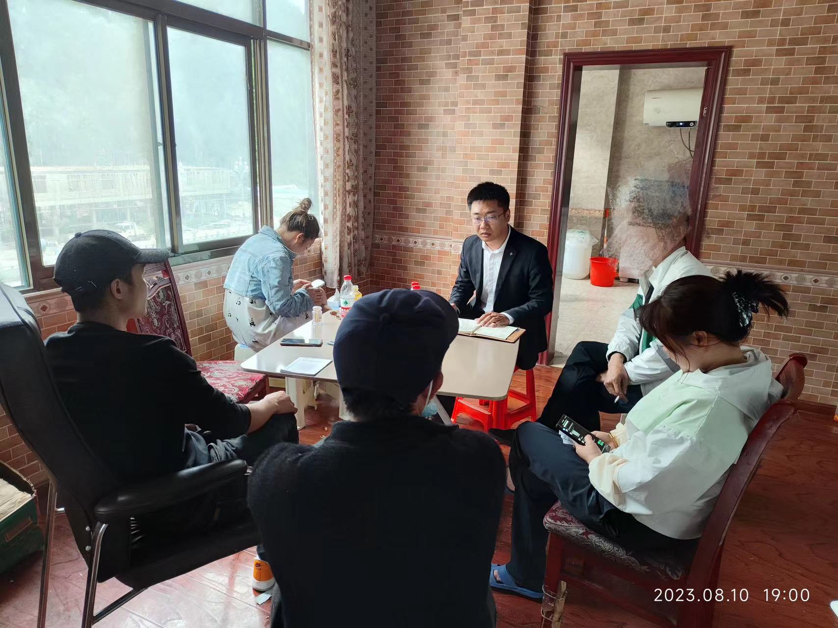 2023年8月10日，天倪律所蚂蚁刑辩团队援藏律师马国兵上午接待某公司工人咨询讨薪问题，下午与公司负责人工人洽谈未付工人工资问题解决方案。