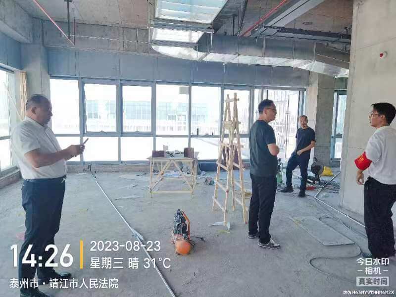 2023年8月23日，天倪总所张志华主任到靖江分所装修现场提出布局建议。