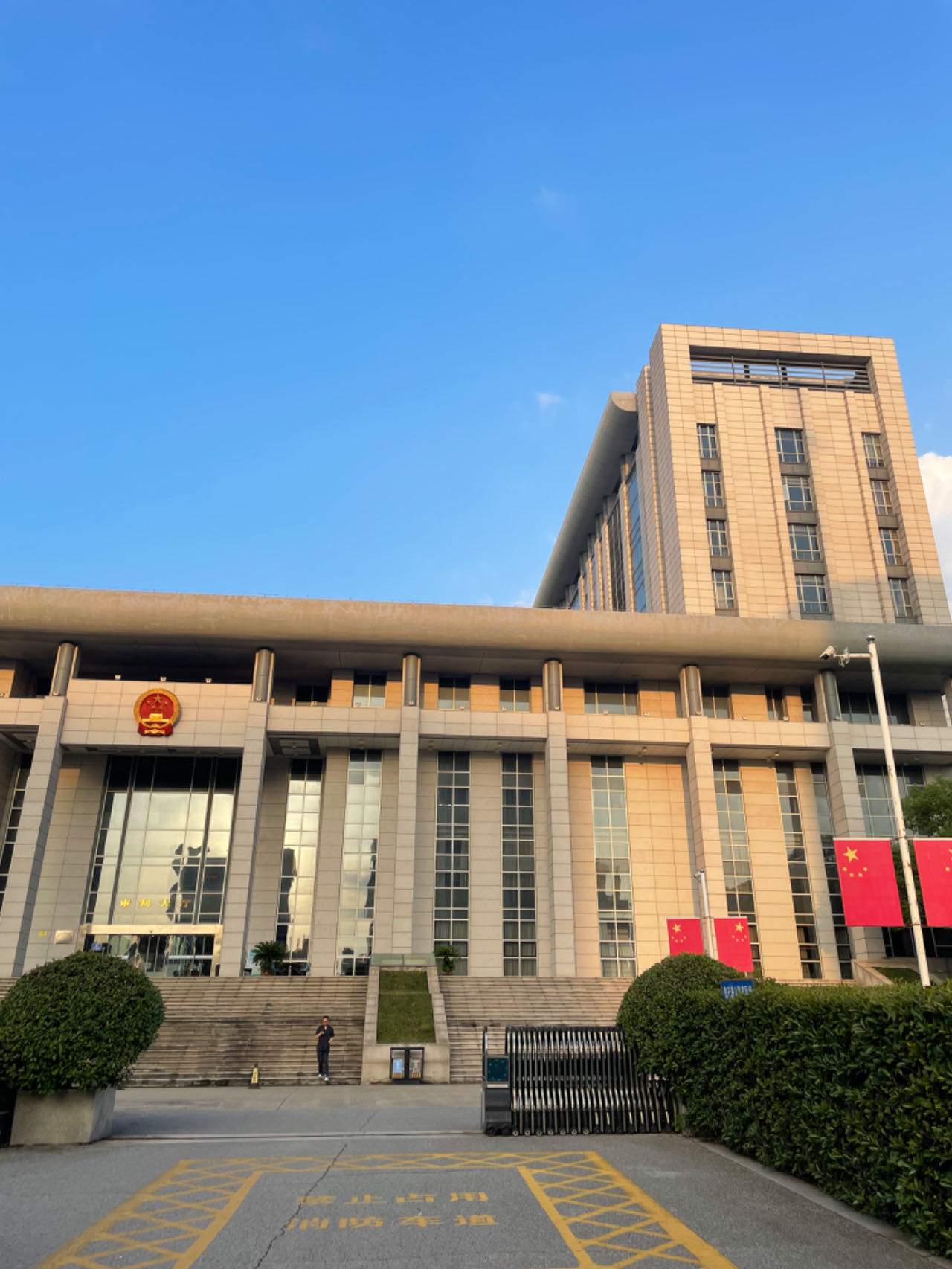 2023年8月23日，天倪律所蚂蚁刑辩团队律师胡春燕在靖江市人民法院就某案开庭。