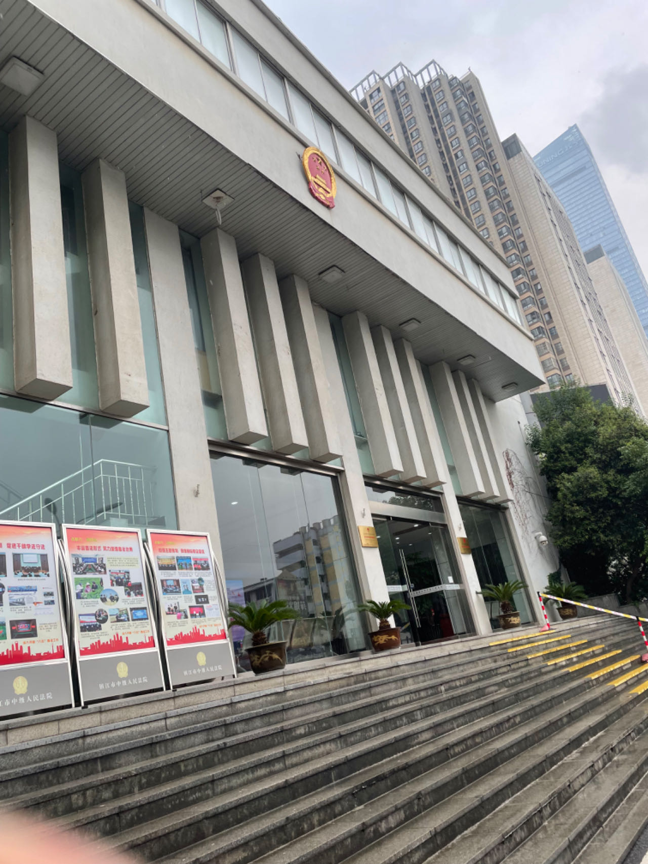 2023年8月30日，天倪律所蚂蚁刑辩团队律师胡春燕在镇江市中级人民法院就某案开庭。