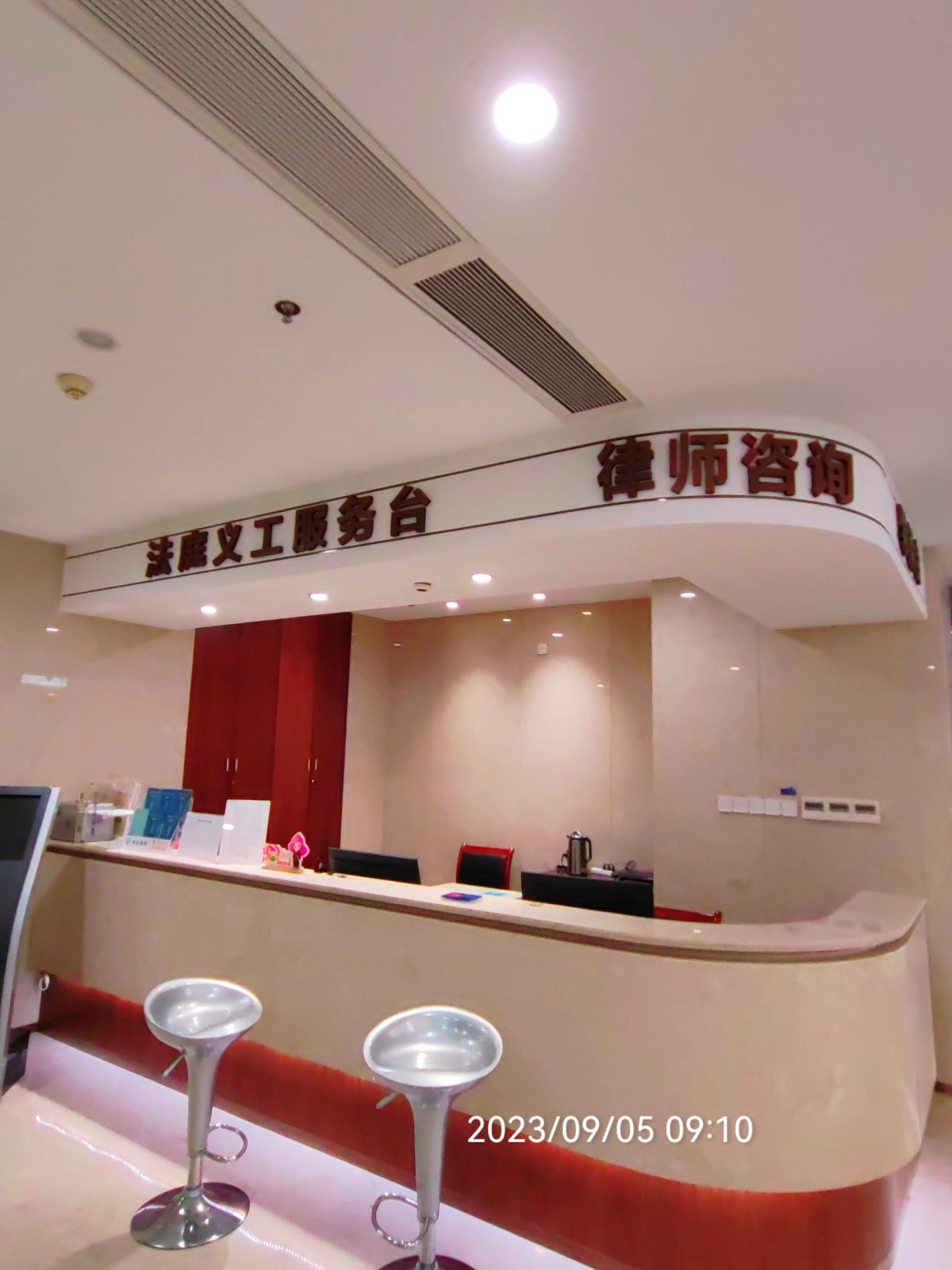 2023年9月5日，天倪律所蚂蚁刑辩团队律师张志华、贾子巍在厦门市中级人民法院提交案件材料。