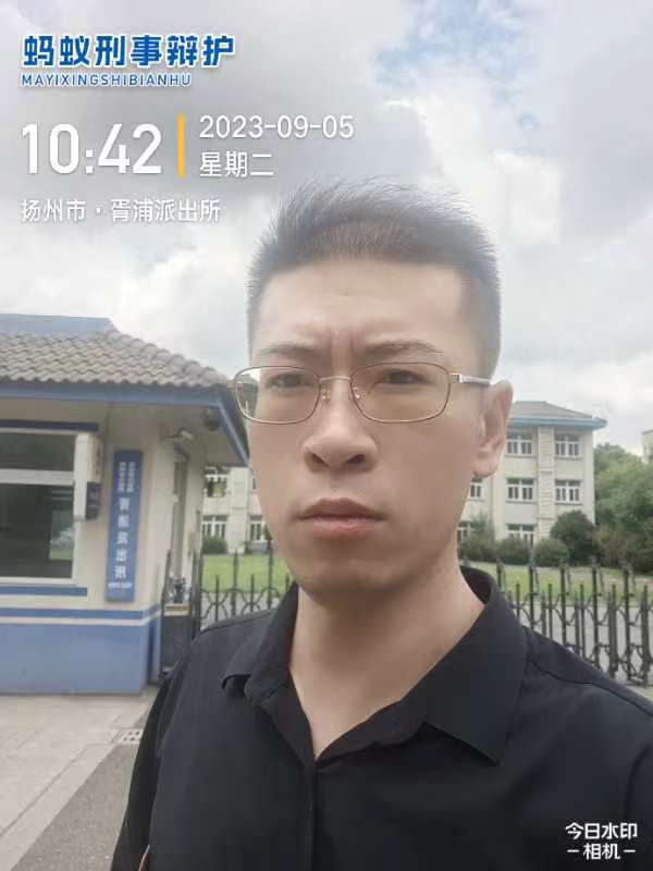 2023年9月5日，天倪律所蚂蚁刑辩团队律师王鑫在仪征市胥浦派出所与刘某某掩隐案承办人沟通案情。
