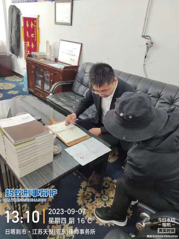 2023年9月7日,天倪律所蚂蚁刑辩团队援藏律师马国兵在亚东分所接受群众咨询工程总包方变更设计导致工程量增加,并至今未与其结清工程款的问题。