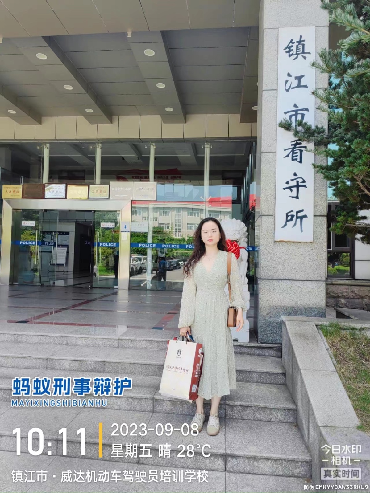 2023年9月8日，天倪律所蚂蚁刑辩团队律师张志华、陶彦彦（实习）在镇江市看守所会见受贿罪嫌疑人施某。