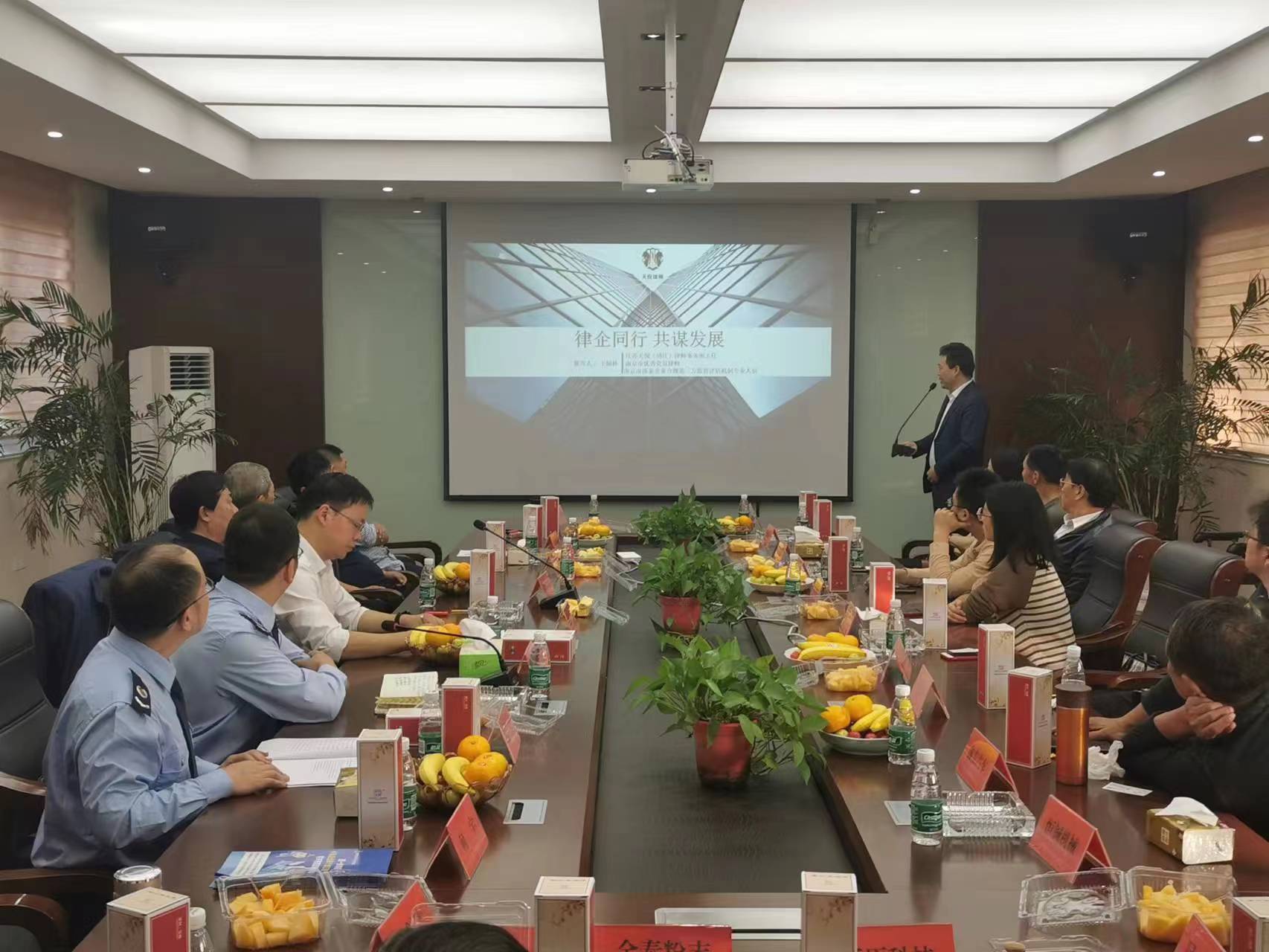 2023年10月31日,天倪律所蚂蚁刑辩团队律师王灿林参加靖江市斜桥镇商会活动,介绍江苏天倪律师事务所及靖江分所法律服务,建立了友谊,提示了企业家经营法律风险。