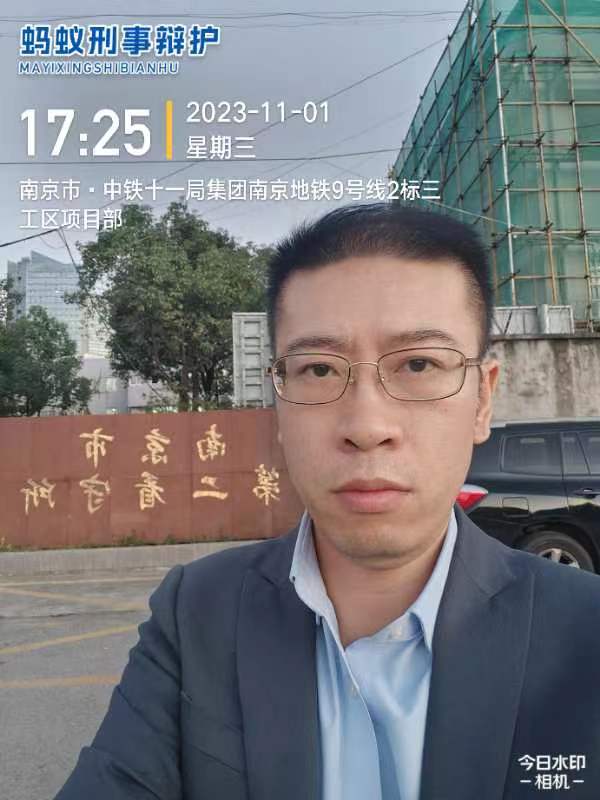 2023年11月1日，天倪律所蚂蚁刑辩团队律师王鑫在南京第二看守所会见诈骗案嫌疑人覃某。