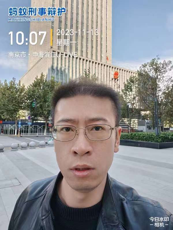2023年11月13日,天倪律所蚂蚁刑辩团队律师王鑫就覃某诈骗案到鼓楼法院拿起诉书,交委托手续,与承办人沟通退赃和罚金事宜。