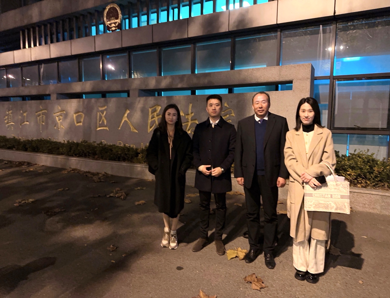 2023年11月29日,天倪律所蚂蚁刑辩团队律师张志华、胡春燕前往镇江市京口区人民法院就施某受贿罪一案开庭,团队律师贺诗岚、房映宇、徐琦(实习)一同听审学习。