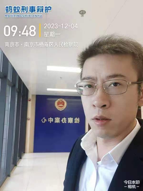 2023年12月4日，天倪律所蚂蚁刑辩团队律师王鑫在南京市栖霞区人民检察院拷贝颜某招摇撞骗案光盘。