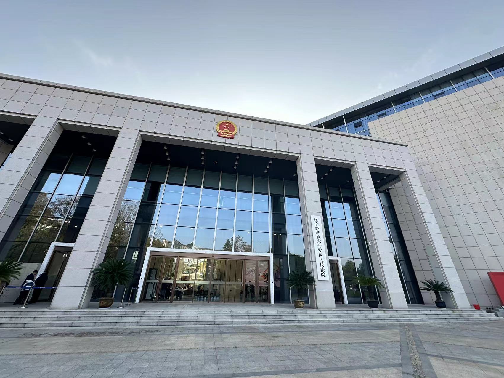 2023年12月6日，天倪律所蚂蚁刑辩团队律师胡春燕、贺诗岚在江宁经济开发区人民法院就某案件开庭。