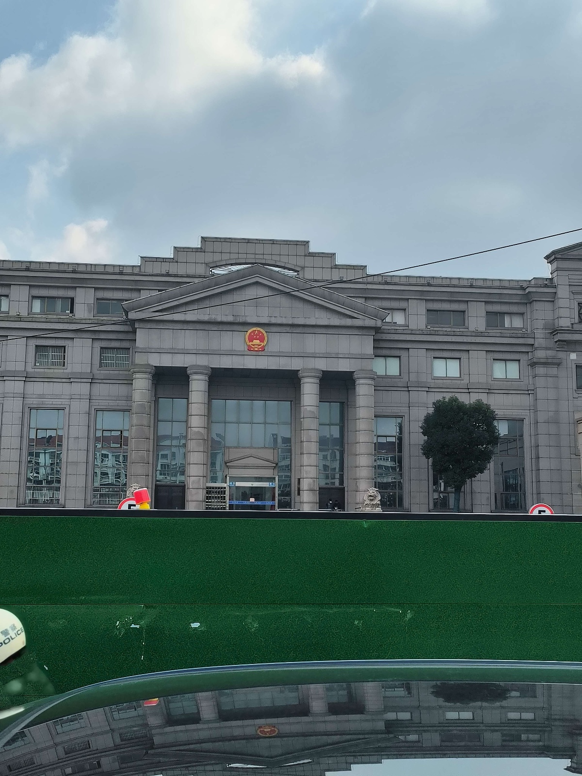 2023年12月12日上午9点至12点30,天倪律所蚂蚁刑辩团队律师张志华、房映宇在泰兴市人民法院就某掩饰隐瞒犯罪所得罪案件开庭。