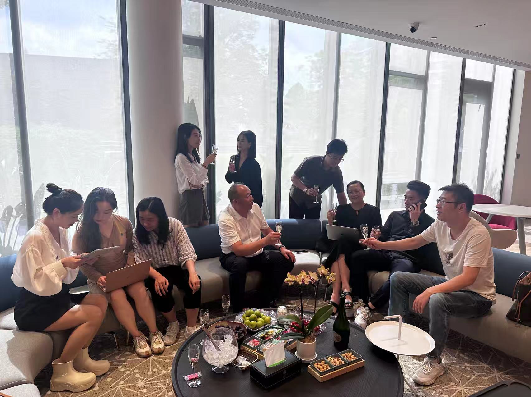 2024年7月2日至7月5日,天倪律所蚂蚁刑辩团队在张志华主任的带领下一同前往成都团建,并参观新天丰集团,达成合作协议。