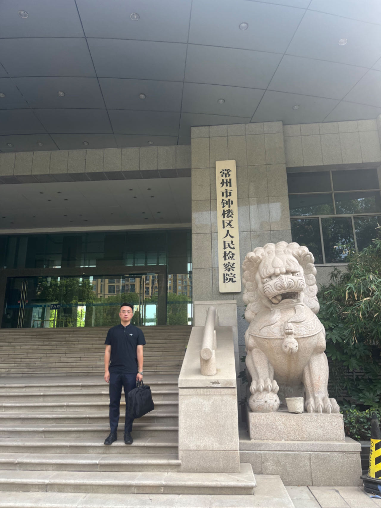 2024年8月7日,天倪律所蚂蚁刑辩团队律师房映宇前往常州市钟楼区人民检察院就某案约见承办检察官当面沟通法律意见。