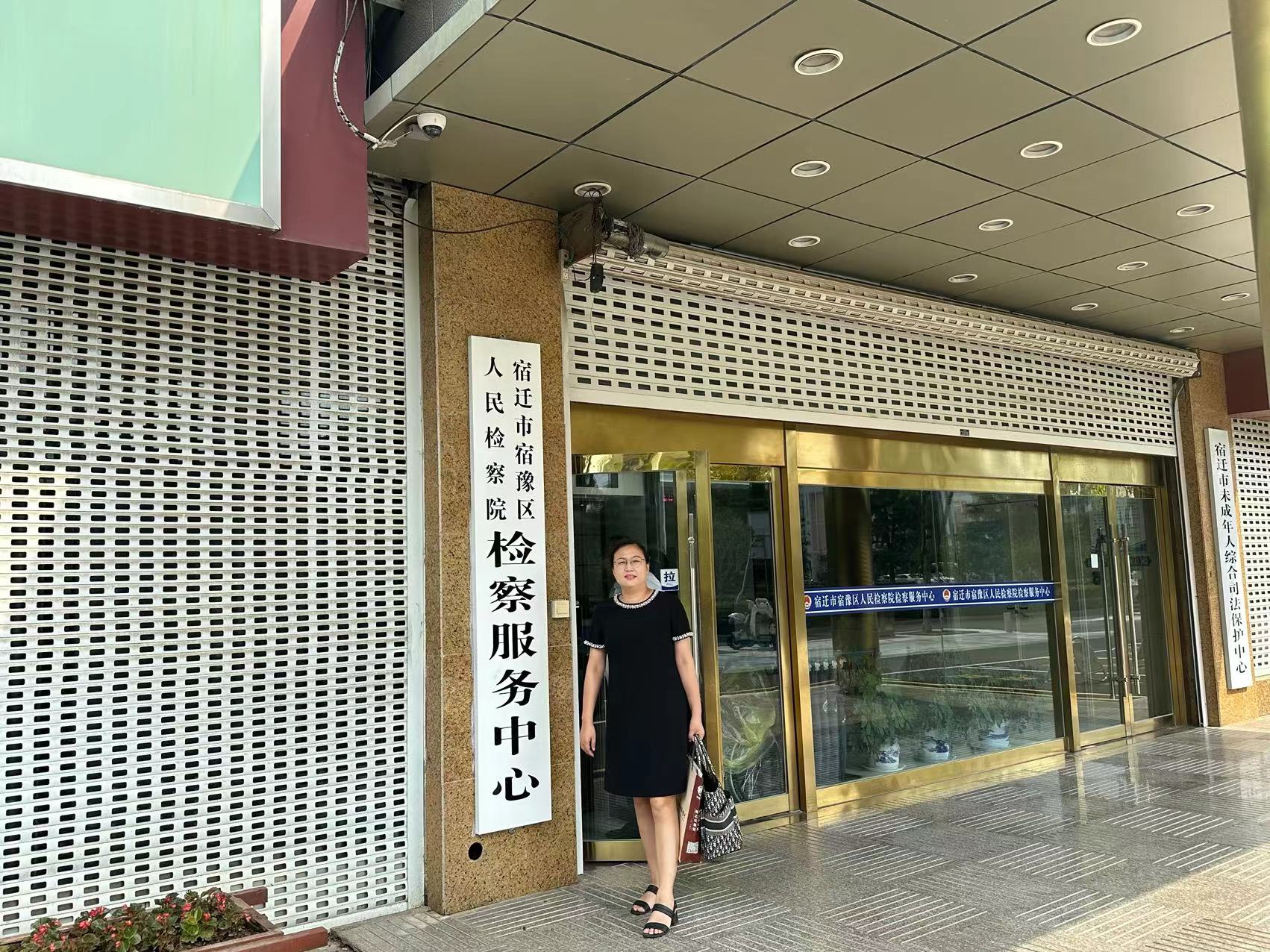 2024年8月26日，天倪律所蚂蚁刑辩团队律师张志华、胡春燕、贺诗岚前往宿迁市宿豫区人民检察院与检察官沟通案情。