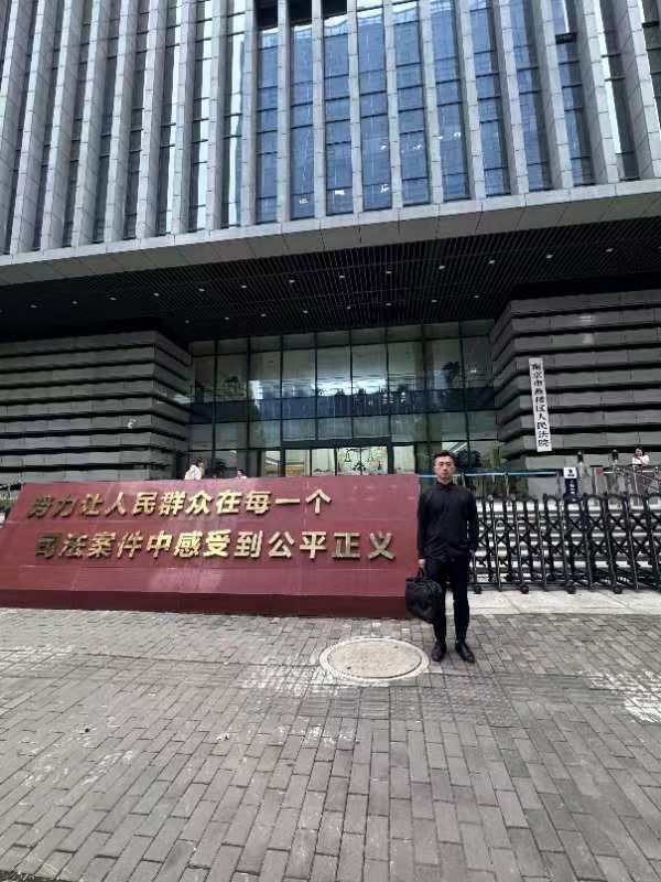 2024年8月28日，天倪律所蚂蚁刑辩团队律师房映宇在南京市鼓楼区人民法院大法庭就某境外敲诈勒索案开庭。