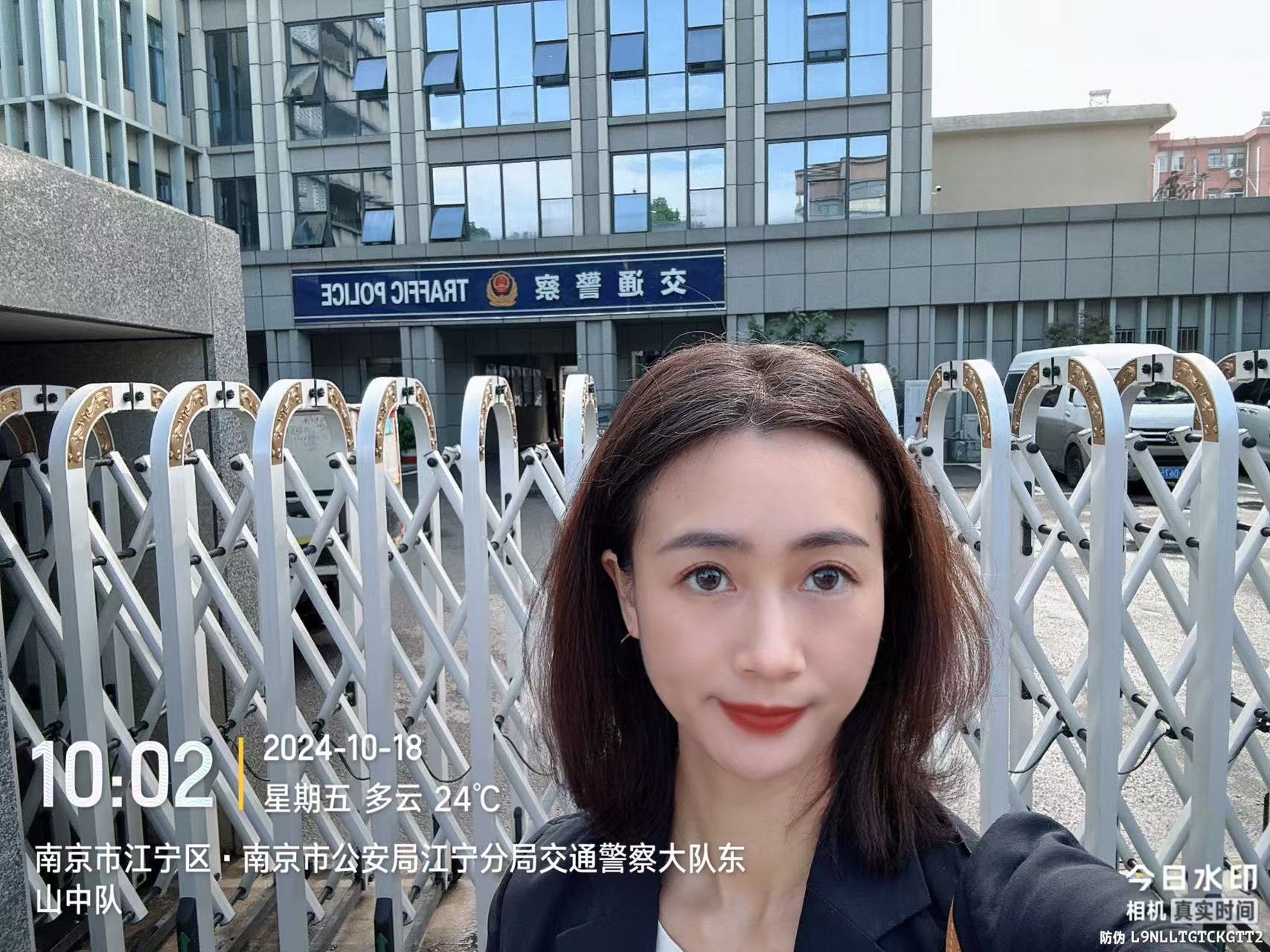 2024年10月18日，天倪律所蚂蚁刑辩团队律师贺诗岚、徐琦（实习）就许某交通肇事逃逸案前往南京市公安局江宁分局交警大队东山支队查看监控视频。
