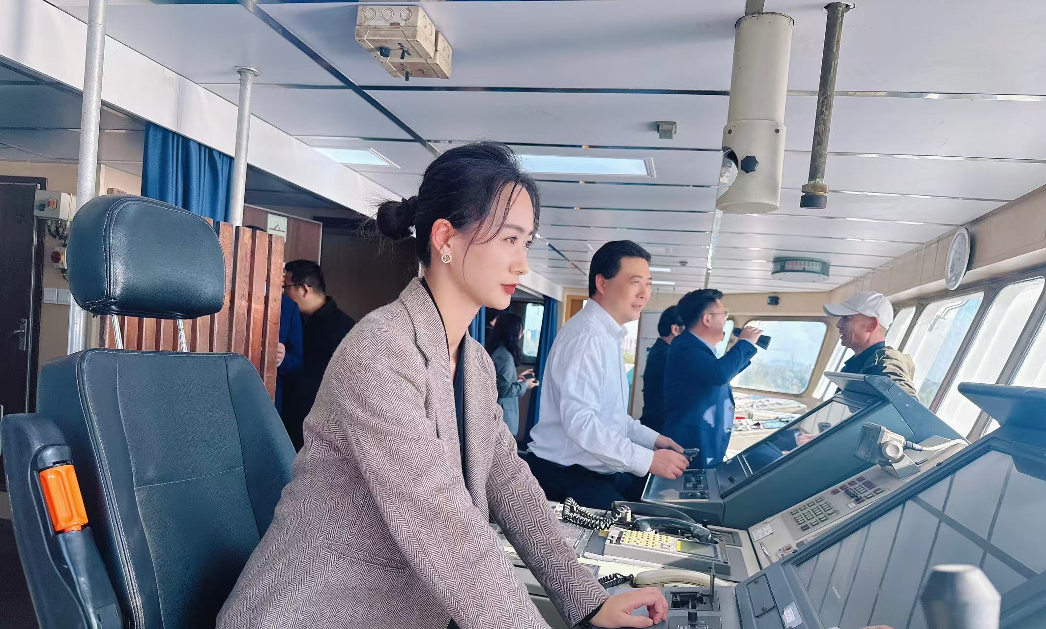 2024年10月30日，天倪律所蚂蚁刑辩团队律师王灿林、贺诗岚参加海商事律师培训活动并参观江苏海院实训船。