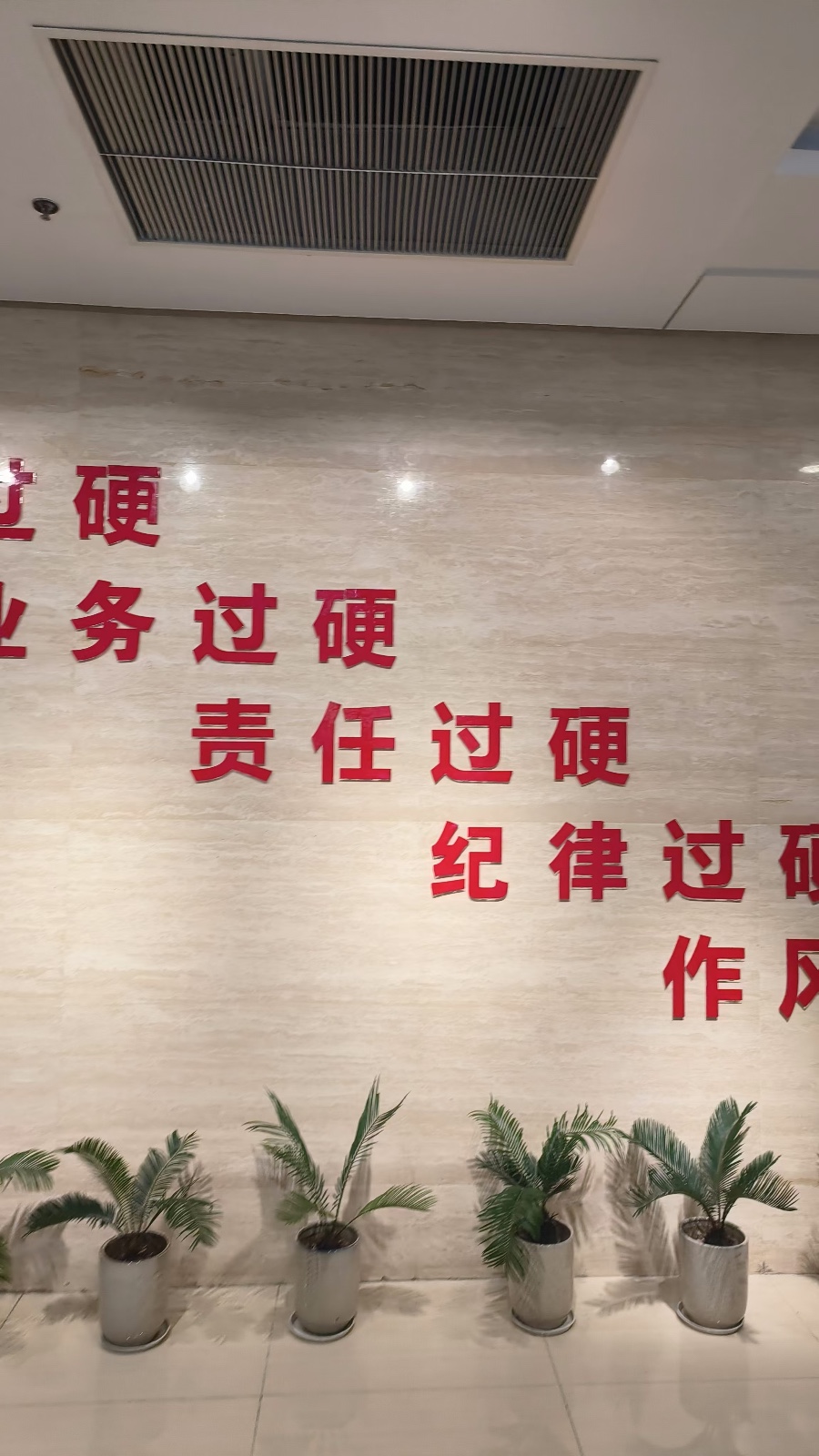 2024年10月31日，天倪律所蚂蚁刑辩团队律师房映宇前往南京市鼓楼区人民法院就某开设赌场罪案件第二次开庭，涉案赌资621万，认定从犯后当庭判处缓刑。