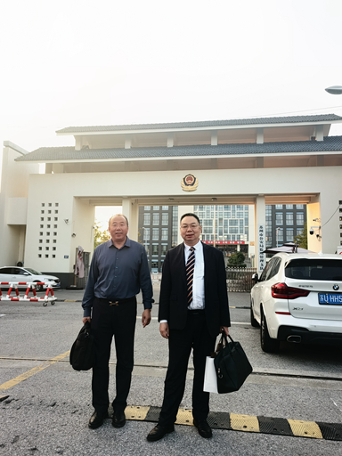 2024年11月11日,天倪律所蚂蚁刑辩团队律师张志华、李良共同前往苏州市第四看守所会见假冒注册商标案上诉人。