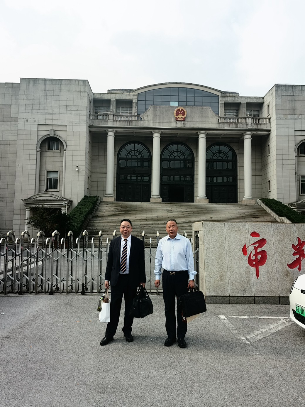 2024年11月12日,天倪律所蚂蚁刑辩团队律师张志华、李良共同前往常熟市人民法院就某假冒注册商标上诉案开庭。