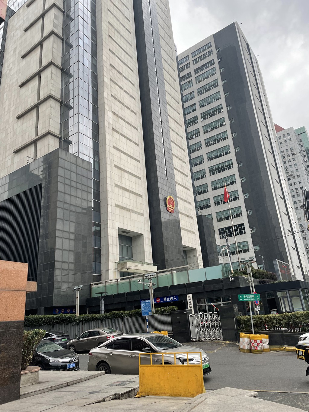 2024年11月18日，天倪律所蚂蚁刑辩团队律师胡春燕前往南京市中级人民法院就李巍执行异议案开庭。