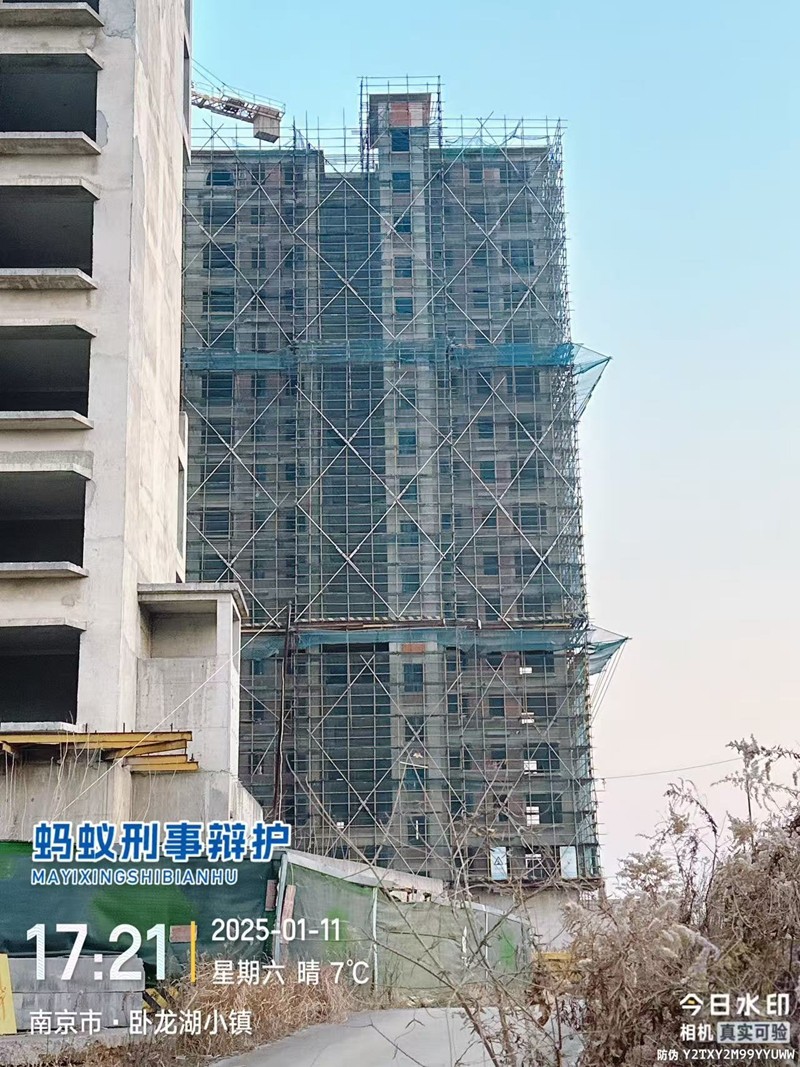 2025年1月11日，天倪律所蚂蚁刑辩团队实习律师邱天就代理某公司刑事控告施工单位涉嫌工程重大安全事故罪一案，前往项目现场查看工程情况，进一步观察取证
