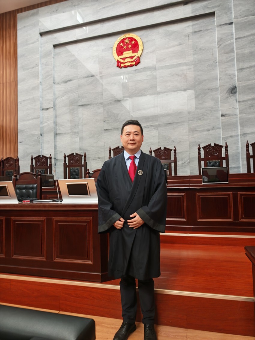 2025年5月8日，天倪律所蚂蚁刑辩团队律师张志华、王灿林前往灌南县人民法院灌河流域环境资源法庭就某环境保护案开庭