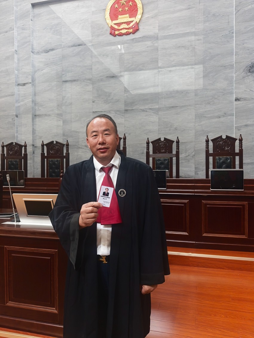 2025年5月8日，天倪律所蚂蚁刑辩团队律师张志华、王灿林前往灌南县人民法院灌河流域环境资源法庭就某环境保护案开庭