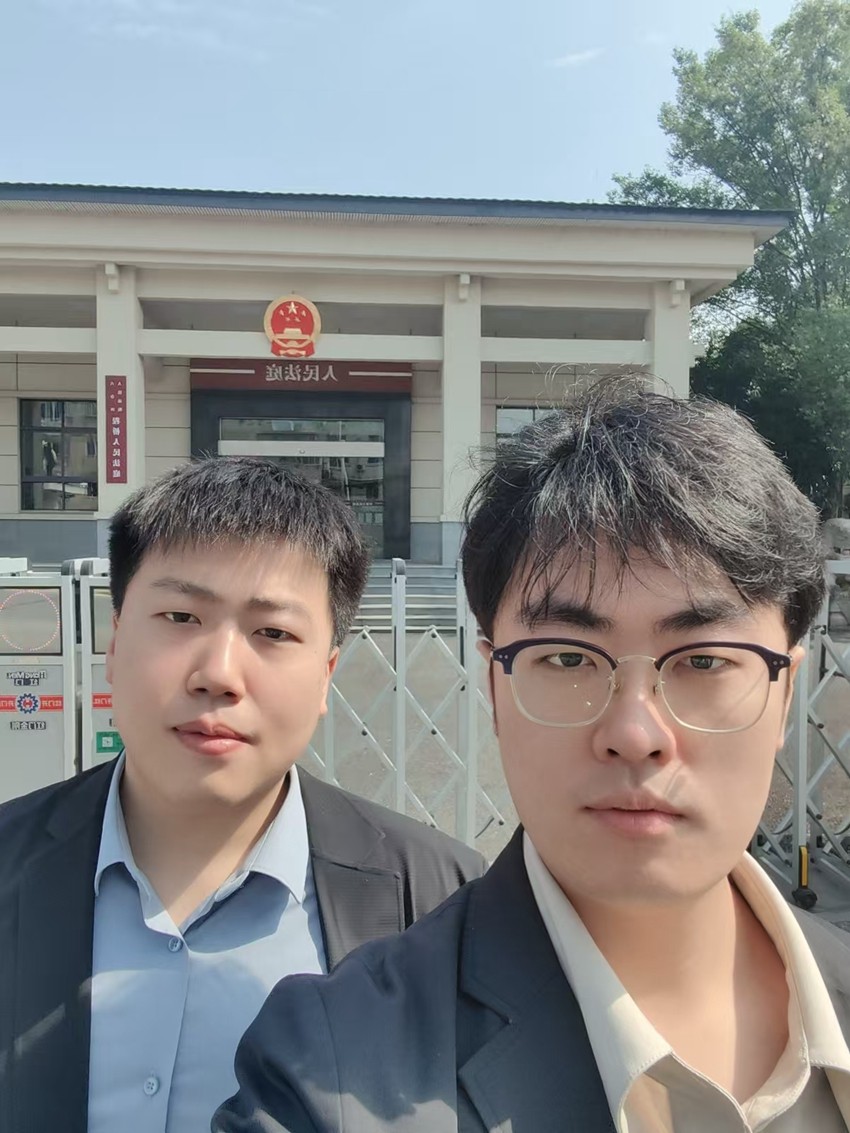2025年6月4日，天倪律所蚂蚁刑辩团队律师贾子巍、邱天（实习）前往南京市六合区人民法院程桥法庭就何某民间借贷纠纷开庭
