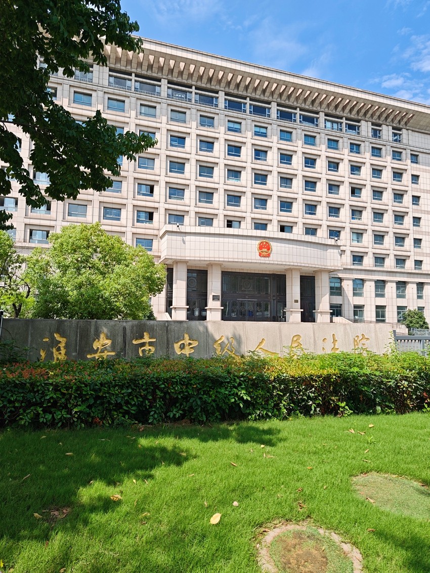 2025年6月27日，天倪律所蚂蚁刑辩团队实习律师仲泽鑫前往淮安市中级人民法院提交杨某盗窃案申诉材料