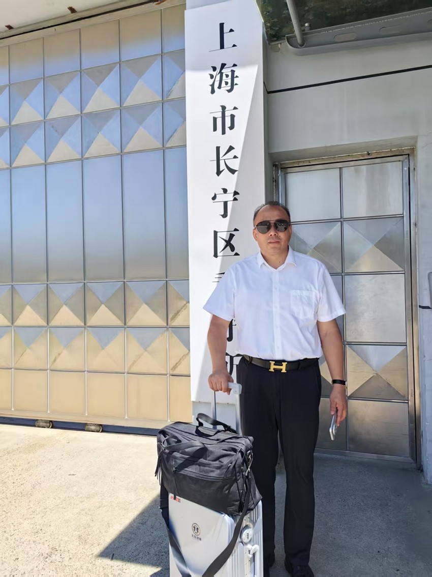 2025年7月1日，天倪律所蚂蚁刑辩团队律师张志华、贾子巍前往上海市长宁区看守所会见诈骗案当事人徐某，随后前往上海市第一中级人民法院就该案件开庭