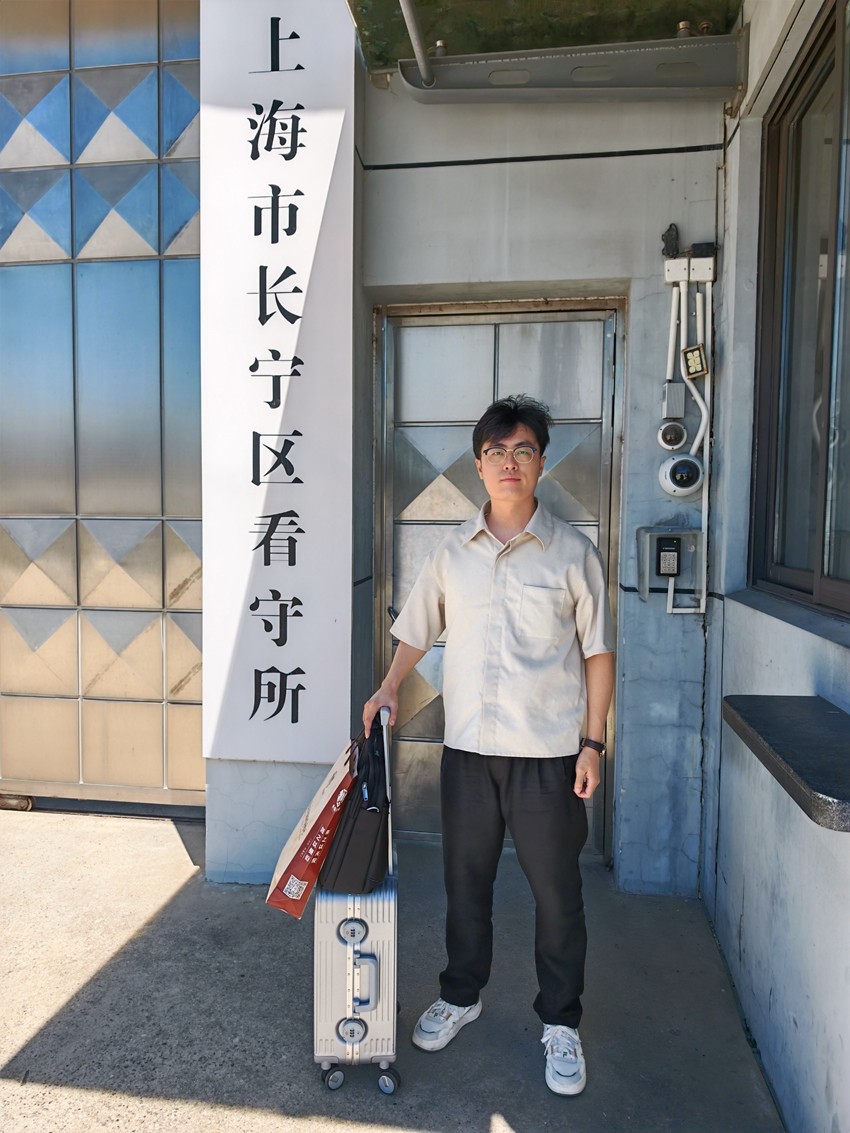 2025年7月1日，天倪律所蚂蚁刑辩团队律师张志华、贾子巍前往上海市长宁区看守所会见诈骗案当事人徐某，随后前往上海市第一中级人民法院就该案件开庭