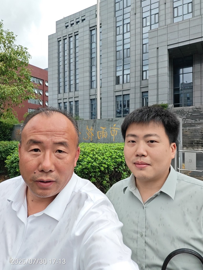 2025年7月30日，天倪律所蚂蚁刑辩团队律师张志华、邱天前往南京市雨花台区人民检察院就薛某非法经营案与承办检察官沟通